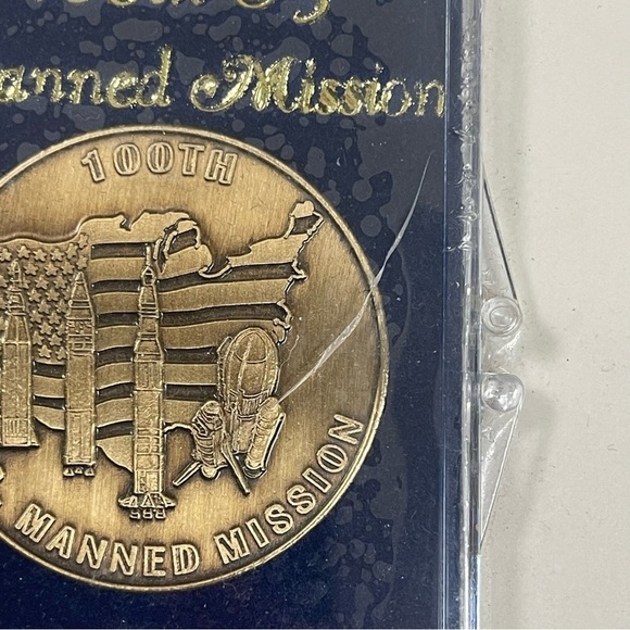 NEW Kennedy Space Center 100th US Manned Mission coin Serialized Collector - Picture 4 of 6